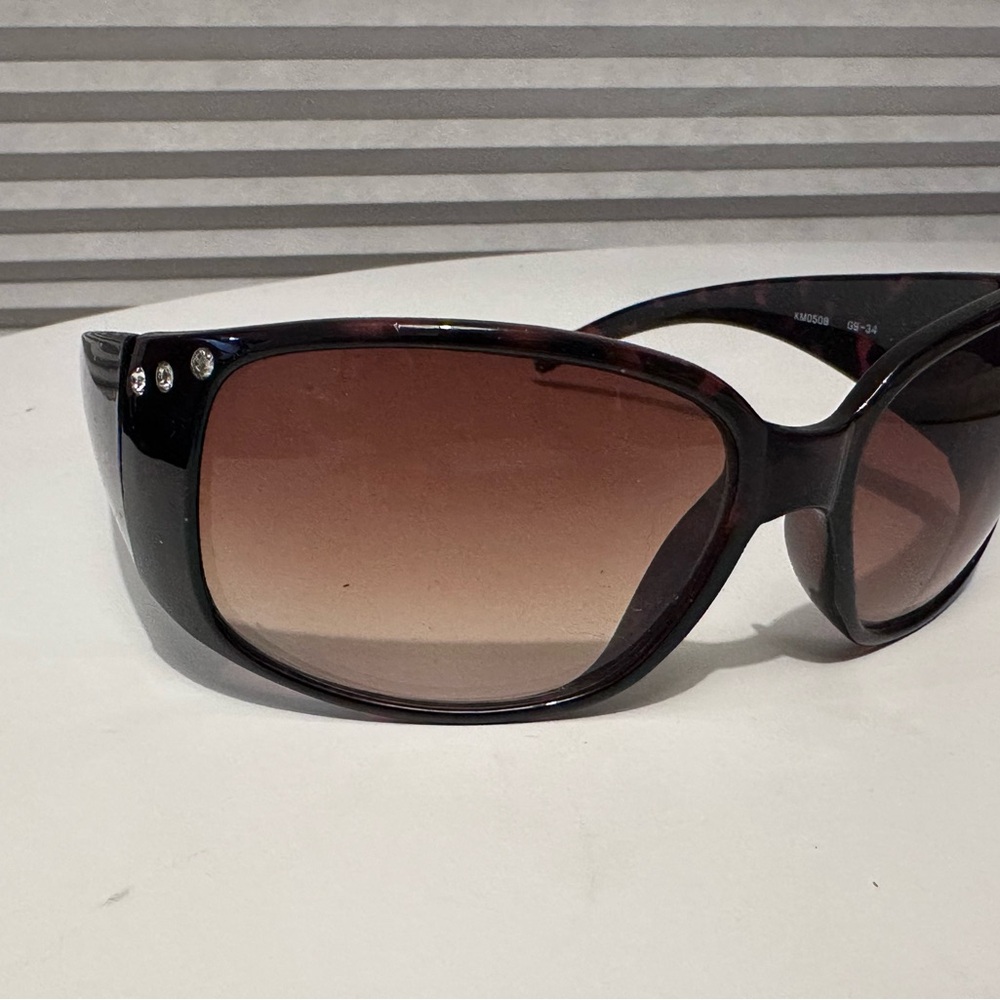 Chic Black and Brown Sunglasses with Rhinestone Details